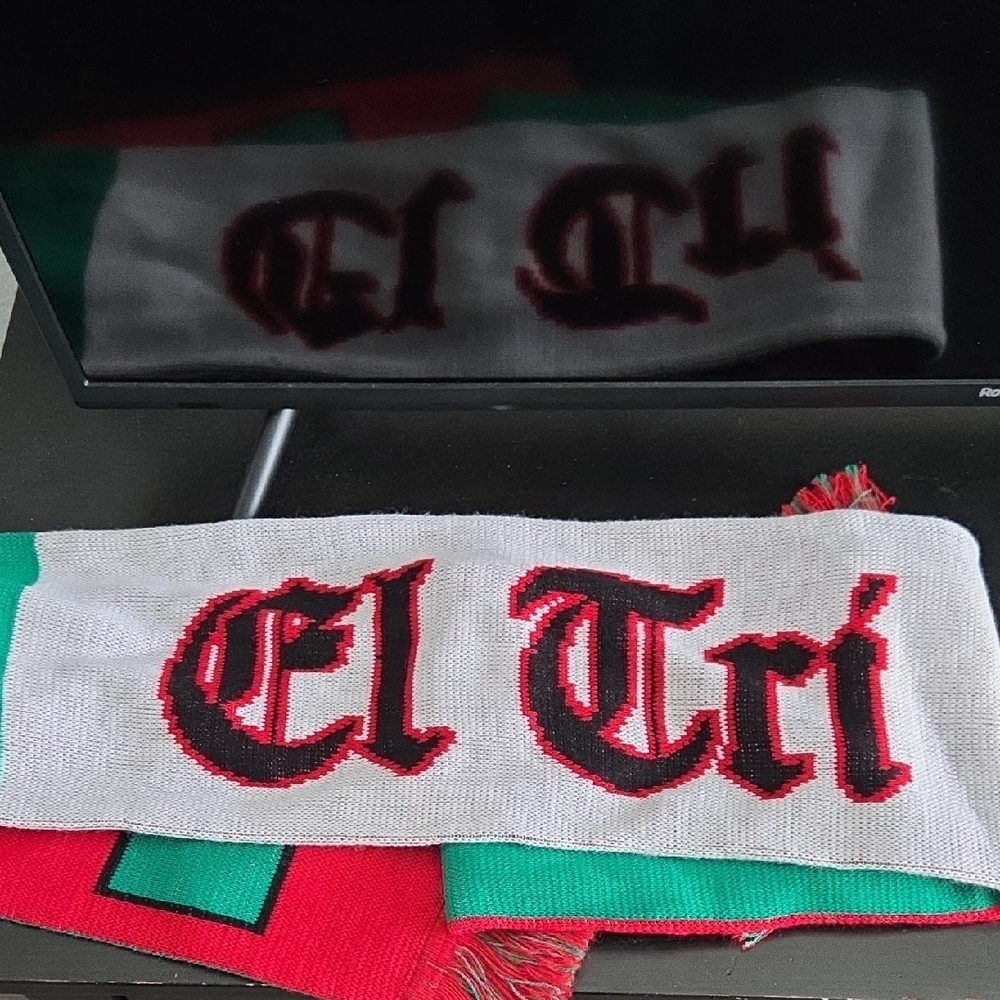 El Trí Scarf with Red and Black Accents